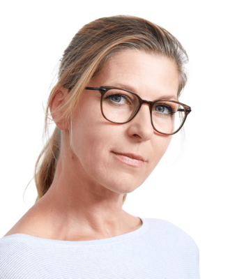 Irene Schuch ist Prozess- und Qualitätsmanagerin und trägt eine Brille.