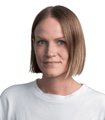 Eine Frau mit glattem, hellbraunem Haar in einem kinnlangen Bob, die ein weißes Hemd und einen Nasenring trägt, blickt mit neutralem Gesichtsausdruck in die Kamera vor einem schlichten weißen Hintergrund. Das ist Lena Hofmayr.