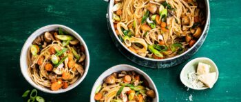 Sch&uuml;sseln mit Nudeln und Gem&uuml;se