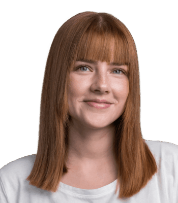 Eine junge Social Media Managerin mit glattem, schulterlangem kastanienbraunem Haar und Pony l&auml;chelt sanft. Sie tr&auml;gt ein wei&szlig;es Hemd und posiert vor einem schlichten, hellen Hintergrund.