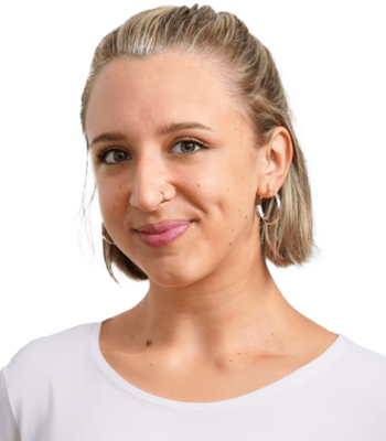 Denise ist Community Managerin und lächelt