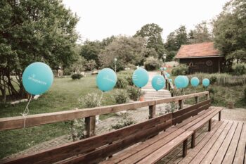 t&uuml;rkise Ballons am Gel&auml;nder
