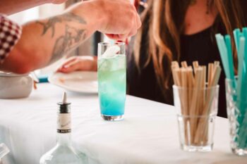 T&uuml;rkiser Drink wird angemixt