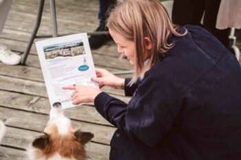 SPiNNWERKerin erkl&auml;rt Hund Balu das Eventprogramm