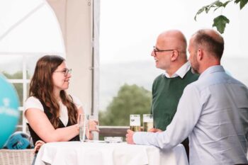 Kunde mit SPiNNWERKer:innen im Gespr&auml;ch