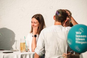 SPiNNWERKer:innen im Gespr&auml;ch in der Sonne
