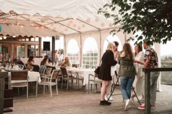 Personen auf Terrasse im Gespr&auml;ch