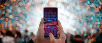 H&auml;nde halten ein Smartphone, welches den Adventkalender von Cineplexx zeigt