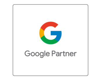 Google-Partner-Abzeichen mit dem mehrfarbigen Google-G-Logo über den Worten „Google Partner“ in grauer Schrift, perfekt zur Präsentation Ihres Status als Digitalagentur oder Agentur auf weißem Hintergrund mit dünnem grauen Rand.