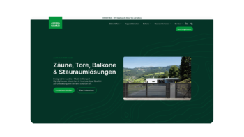 Screenshot einer Website mit einem gr&uuml;nen Header und einer Seitenleiste, auf der Texte &uuml;ber Z&auml;une, Tore, Balkone und Aufbewahrungsl&ouml;sungen angezeigt werden. Ein Foto zeigt ein modernes Haus mit einem Metalltor und malerischen gr&uuml;nen H&uuml;geln im Hintergrund.