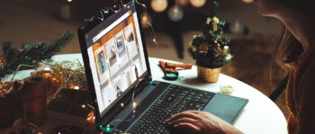 Weihnachtlich geschm&uuml;ckter Tisch mit Laptop