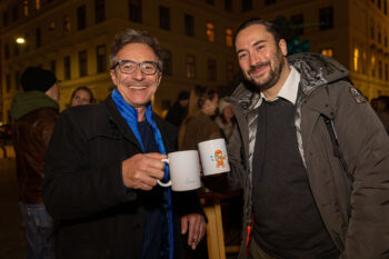 Alfred und Morris sto&szlig;en mit ihren Heferln an