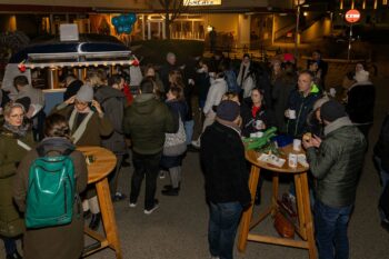 Ansicht Menschengruppe vor dem Punschstand