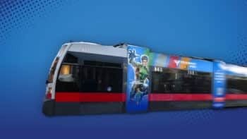 Stra&szlig;enbahn gebrandet mit den Superheld:innen