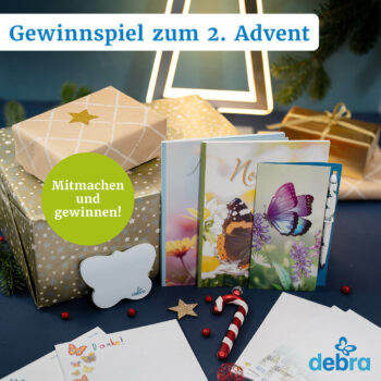 Gru&szlig;karten mit Schmetterlingen neben zwei Geschenkspaketen