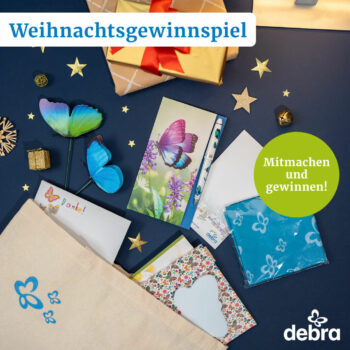 Gru&szlig;karten mit Schmetterlingen umringt von Weihnachtsdeko