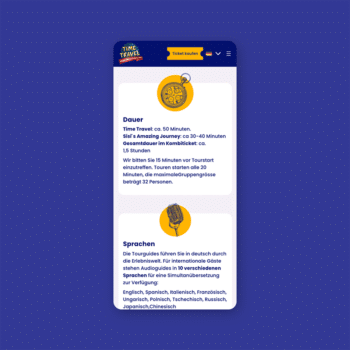Auf einem mobilen Bildschirm werden Einzelheiten zur Time Travel-Tour angezeigt &ndash; Dauer, Ticketinformationen, verf&uuml;gbare Sprachen und Einhaltung des Barrierefreiheitsgesetzes &ndash; mit Abbildungen einer goldenen Uhr und eines Megafons vor blauem Hintergrund.