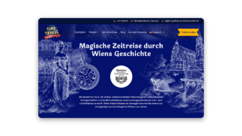 Screenshot einer Website f&uuml;r Time Travel Vienna mit blauem Hintergrund, wei&szlig;en historischen Skizzen, einer Frau mit einem Rad, Wiener Wahrzeichen und einem deutschen Text &uuml;ber eine magische Zeitreise &ndash; jetzt konform mit dem Barrierefreiheitsgesetz.