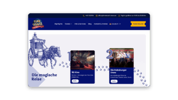 Eine Website von Time Travel Vienna zeigt ein blau-wei&szlig;es Thema mit einer Pferdekutschen-Illustration auf der linken Seite und zwei Veranstaltungskarten f&uuml;r ein 5D-Kino und eine Habsburg-Show auf der rechten Seite.