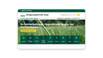 Screenshot der Homepage des Raiffeisen Lagerhaus Marchfeld Bew&auml;sserungstechnik-Onlineshops. Eine gr&uuml;ne Kopfzeile enth&auml;lt Men&uuml;optionen, eine Suchleiste und einen Warenkorb. Der Hauptbannertext wirbt &uuml;ber den Bew&auml;sserungssymbolen f&uuml;r &bdquo;Ihr Feldberegnungs-Upgrade zum Beginn der Sommersaison&ldquo;.