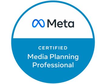 Ein rundes Abzeichen mit dem Meta-Logo und Text: Meta Certified Media Planning Professional auf blauem und wei&szlig;em Hintergrund - ein idealer Ausweis f&uuml;r jede Digital Marketing Agentur oder Digitalagentur.
