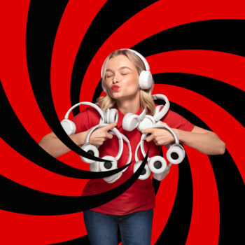 Eine lächelnde Frau mit weißen Kopfhörern und rotem Hemd posiert vor einem rot-schwarzen Spiralhintergrund und hält mehrere weiße Kopfhörer um ihre Arme geschlungen - perfekt für einen auffälligen TikTok.