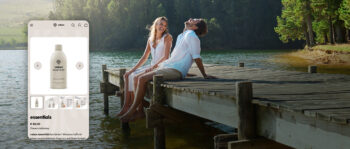 Ein l&auml;chelndes Paar in Sommerkleidung sitzt auf einem Holzsteg an einem See, im Hintergrund ein Wald. Auf der linken Seite zeigt eine Guardi-Produktseite eine Flasche mit der Aufschrift 