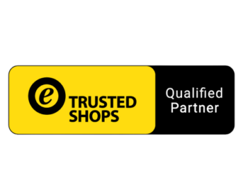 Ein rechteckiges Abzeichen mit einer gelben linken H&auml;lfte mit einem schwarzen e-Logo und der Aufschrift Trusted Shops und einer schwarzen rechten H&auml;lfte mit der Aufschrift Qualified Partner in wei&szlig;er Schrift.