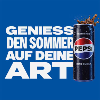 Vor einem deutschen Text auf blauem Hintergrund ist eine Pepsi Zero Sugar-Dose zu sehen, aus der Cola herausspritzt: GENIESS DEN SOMMER AUF DEINE ART.