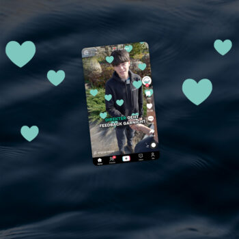 Auf einem Smartphone-Bildschirm wird ein TikTok-Video einer lächelnden jungen Person im Freien angezeigt, umgeben von schwebenden, blaugrünen Herzsymbolen vor einem dunklen, gewellten Hintergrund, der das Feedback gemäß dem Barrierefreiheitsgesetz hervorhebt. Der Text lautet: